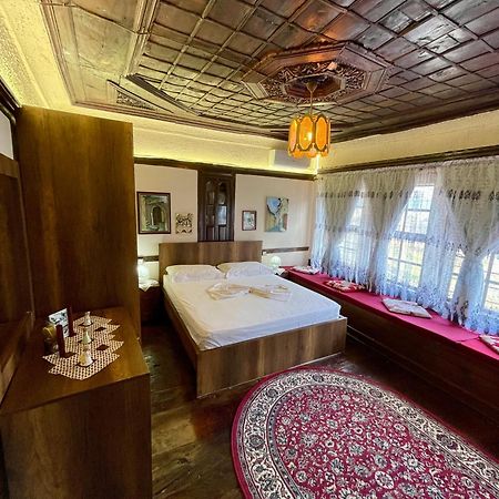 Restaurant & Guest House Semani เบราท ภายนอก รูปภาพ