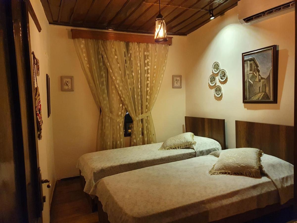 Restaurant & Guest House Semani เบราท ภายนอก รูปภาพ