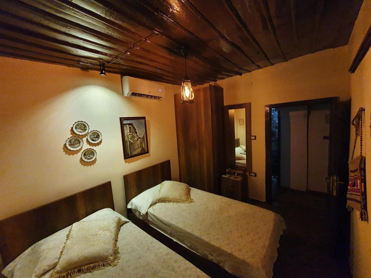 Restaurant & Guest House Semani เบราท ภายนอก รูปภาพ