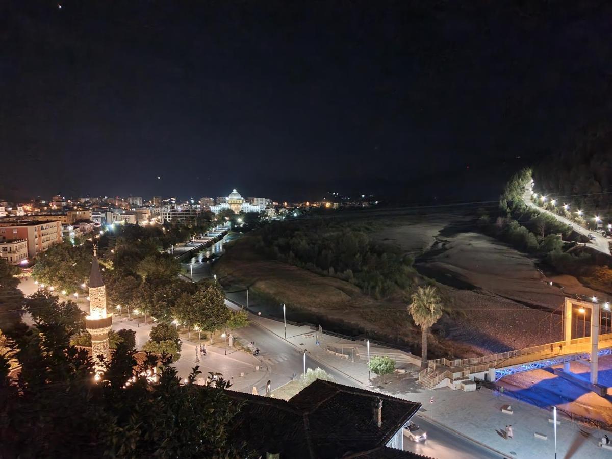 Restaurant & Guest House Semani เบราท ภายนอก รูปภาพ