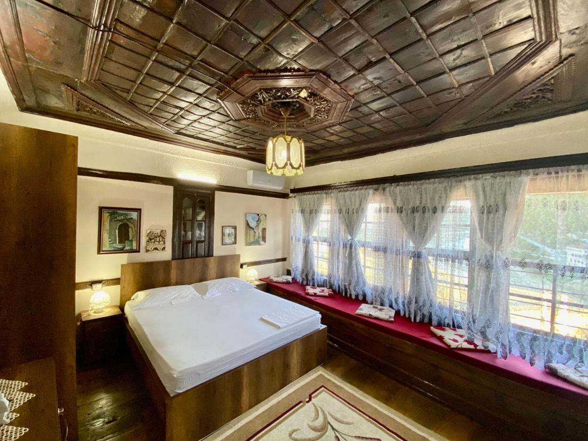 Restaurant & Guest House Semani เบราท ภายนอก รูปภาพ