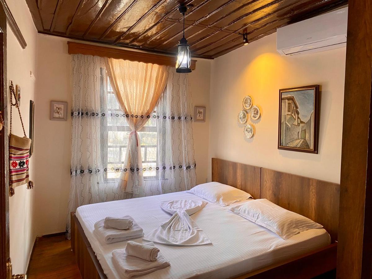 Restaurant & Guest House Semani เบราท ภายนอก รูปภาพ