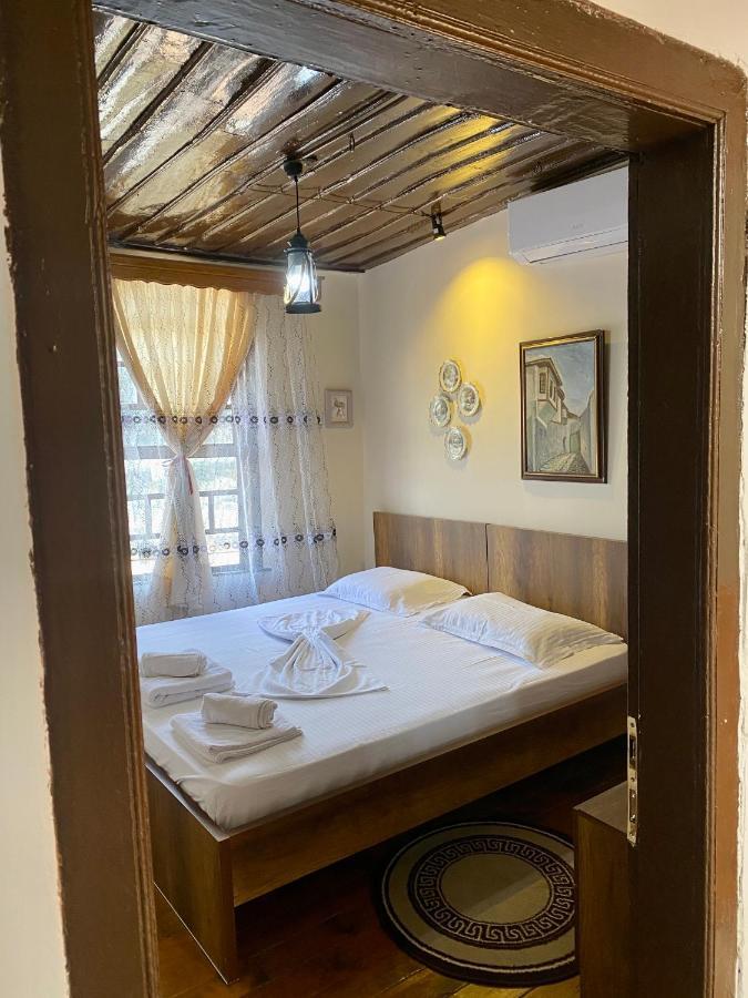 Restaurant & Guest House Semani เบราท ภายนอก รูปภาพ