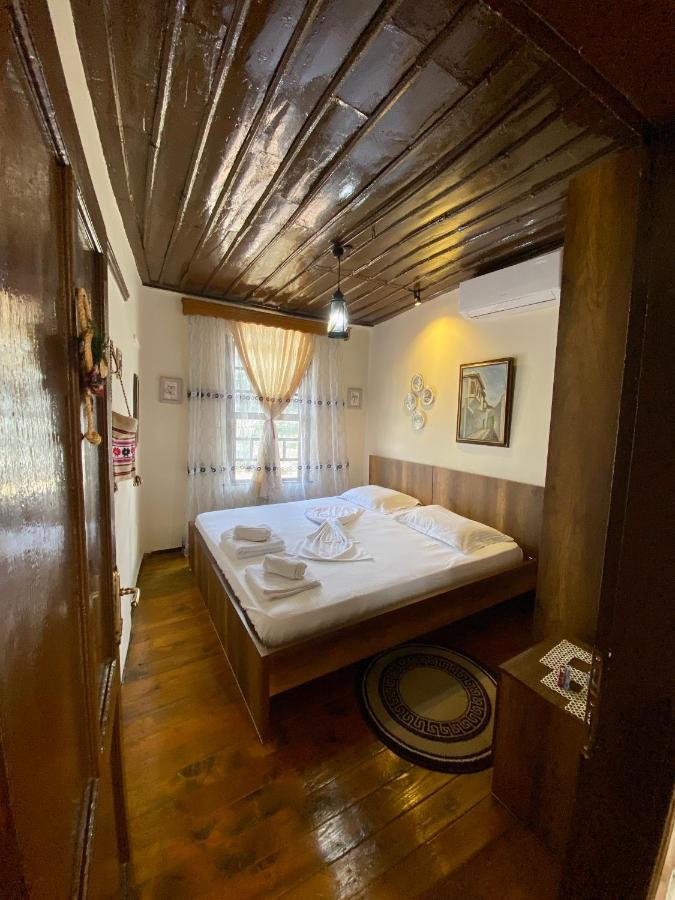 Restaurant & Guest House Semani เบราท ภายนอก รูปภาพ
