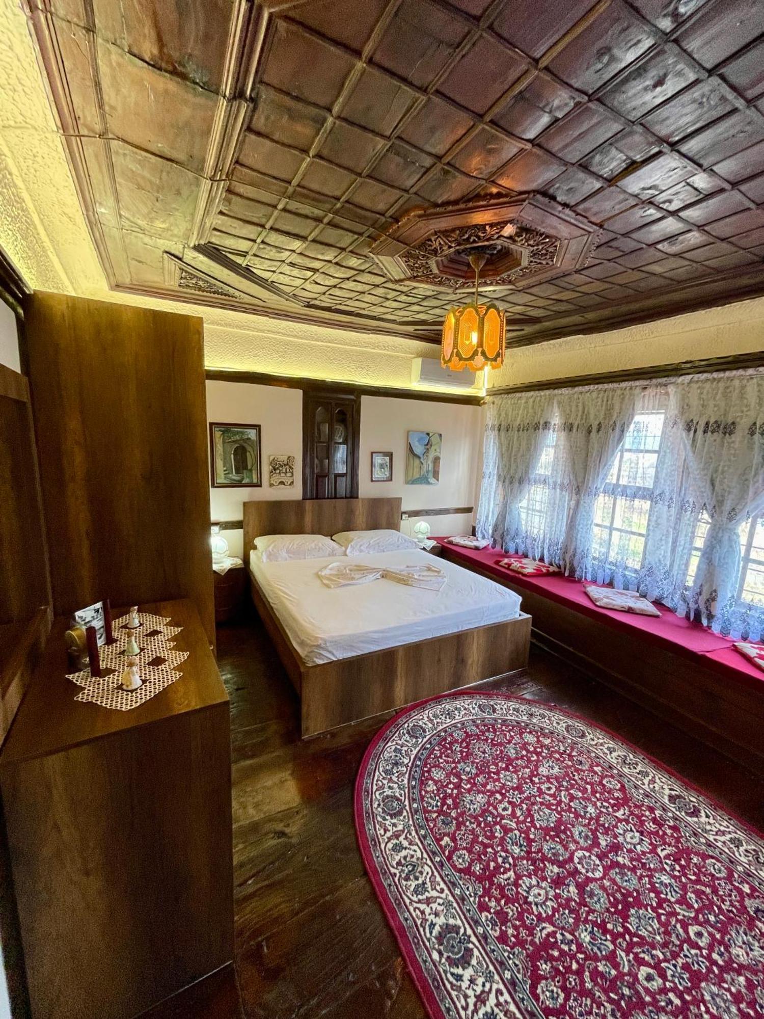 Restaurant & Guest House Semani เบราท ภายนอก รูปภาพ