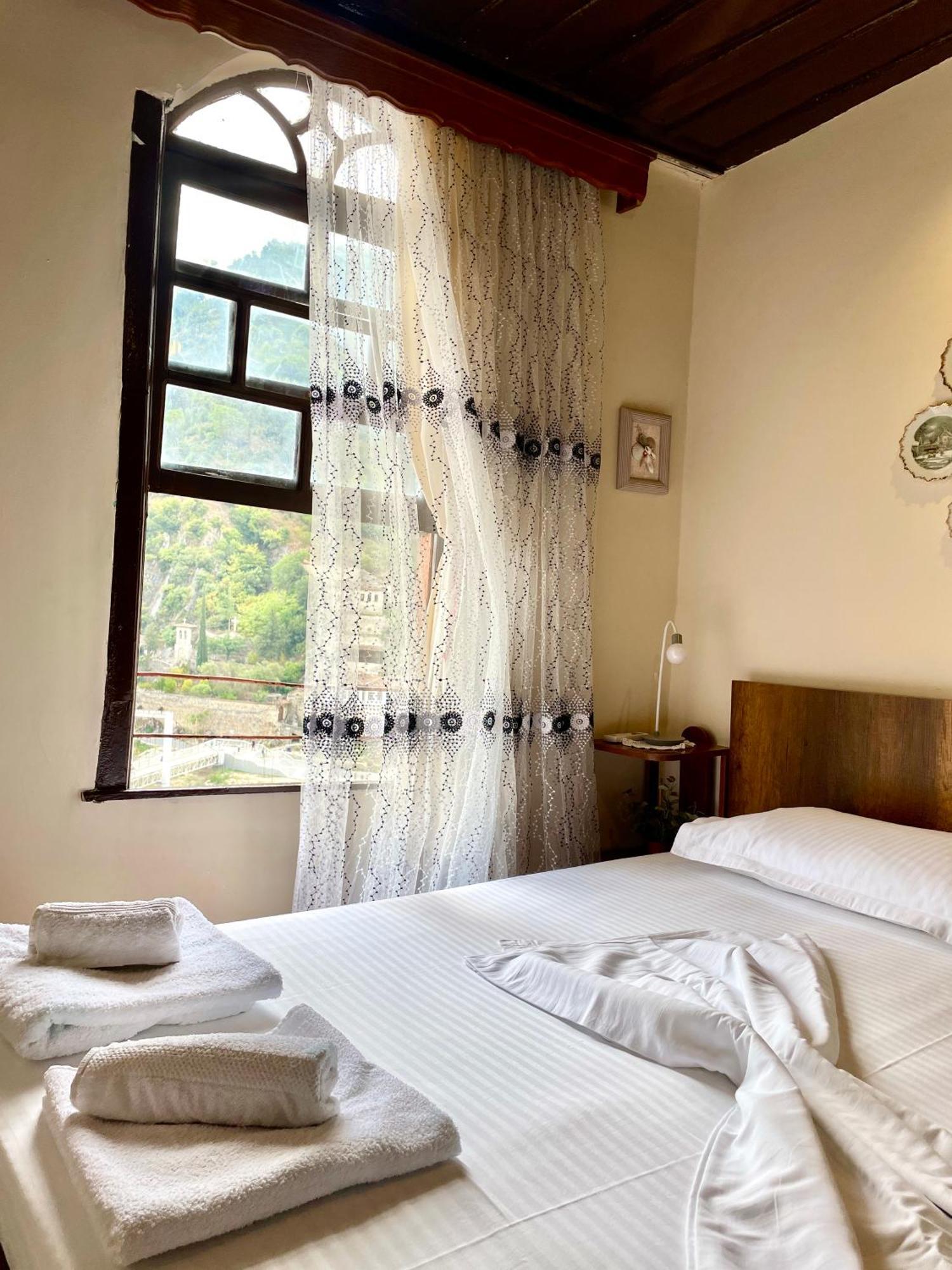 Restaurant & Guest House Semani เบราท ภายนอก รูปภาพ