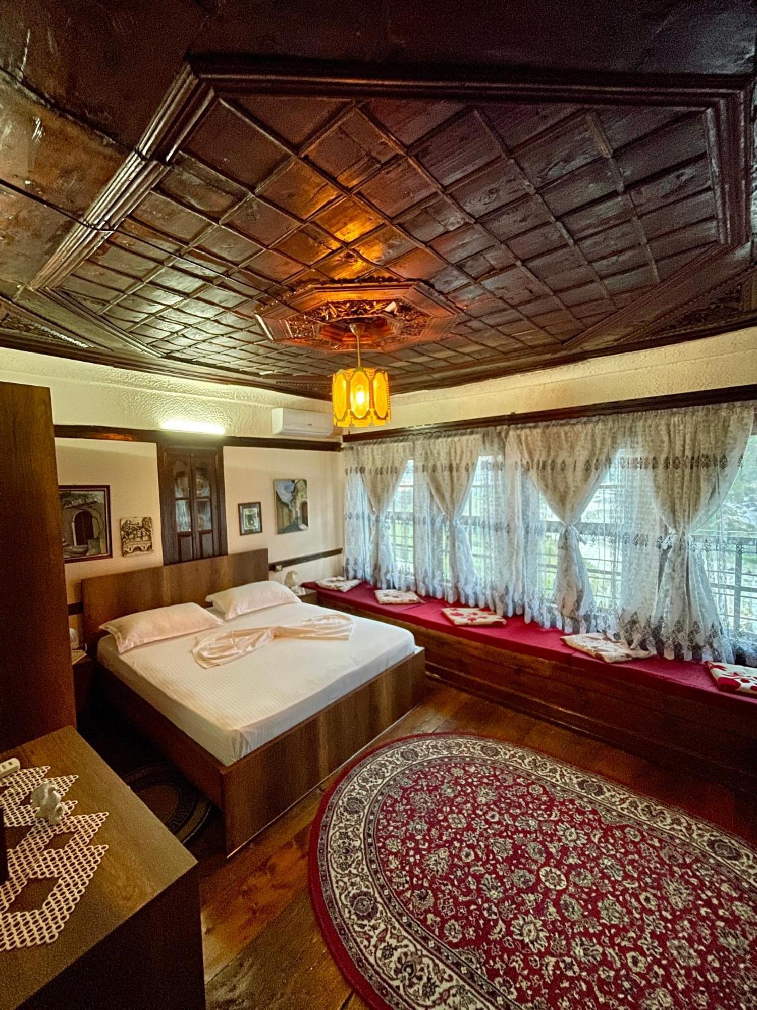 Restaurant & Guest House Semani เบราท ภายนอก รูปภาพ