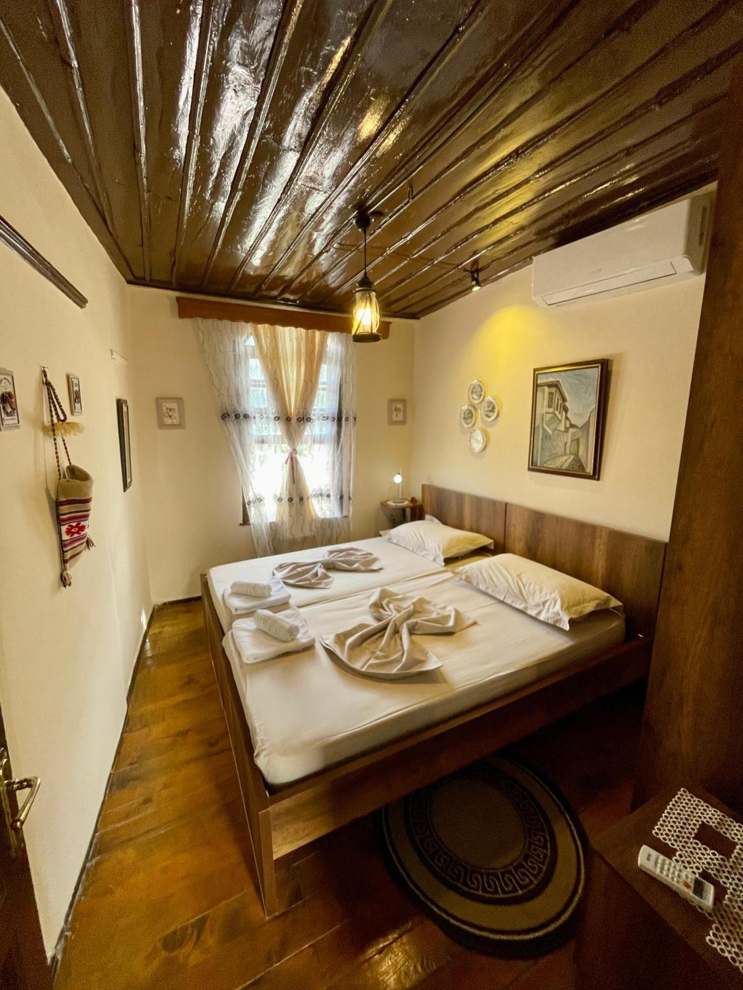 Restaurant & Guest House Semani เบราท ภายนอก รูปภาพ