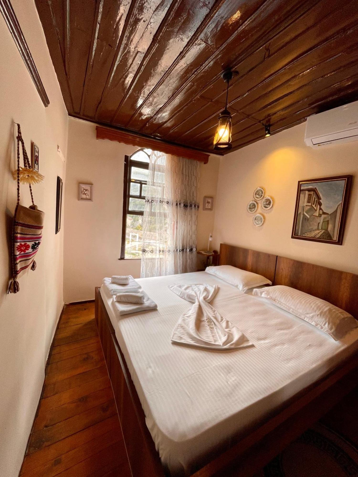 Restaurant & Guest House Semani เบราท ภายนอก รูปภาพ