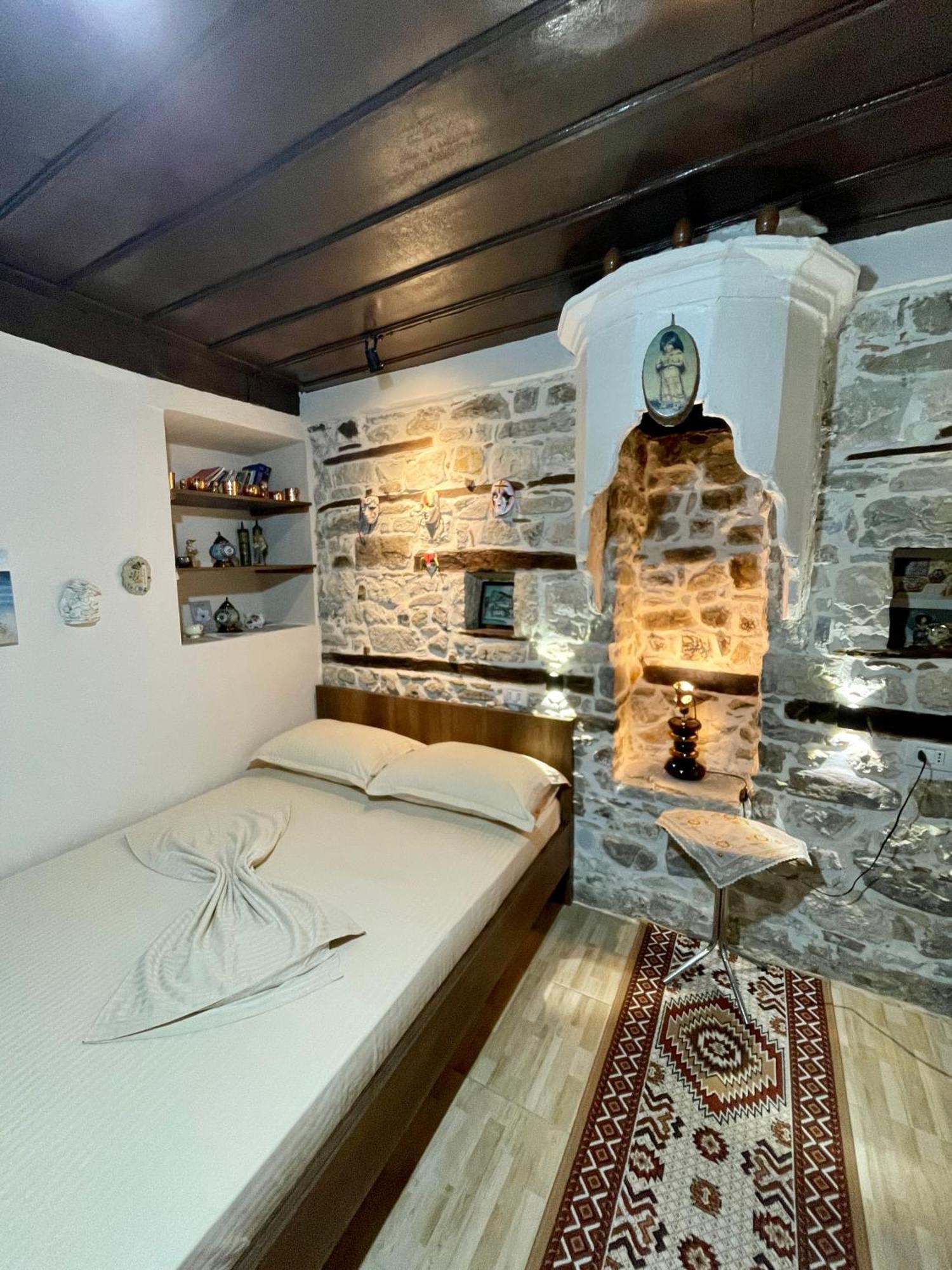 Restaurant & Guest House Semani เบราท ภายนอก รูปภาพ