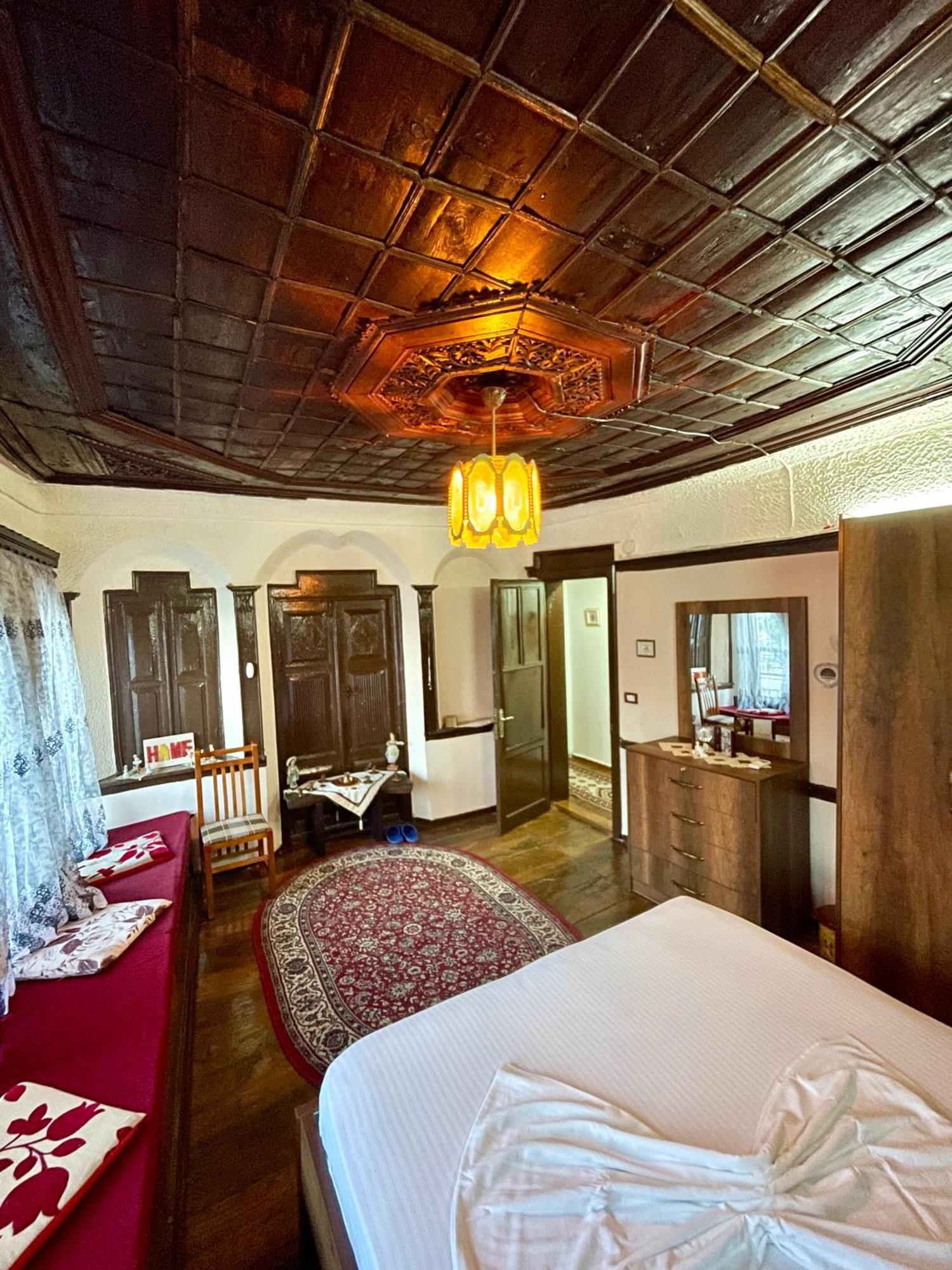 Restaurant & Guest House Semani เบราท ภายนอก รูปภาพ